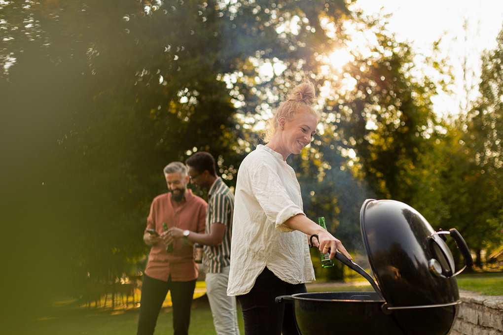 Grillande i trädgård