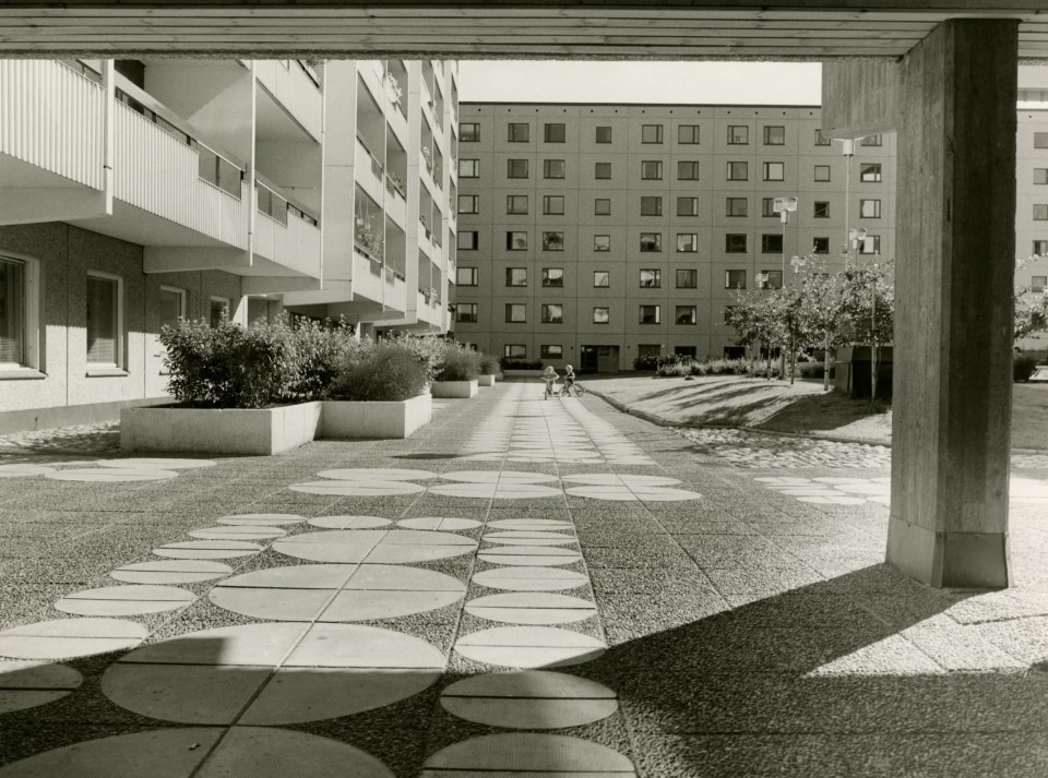 Innergården till bostadsrättsföreningen Kassernberget. På avstånd syns två barn på cyklar.