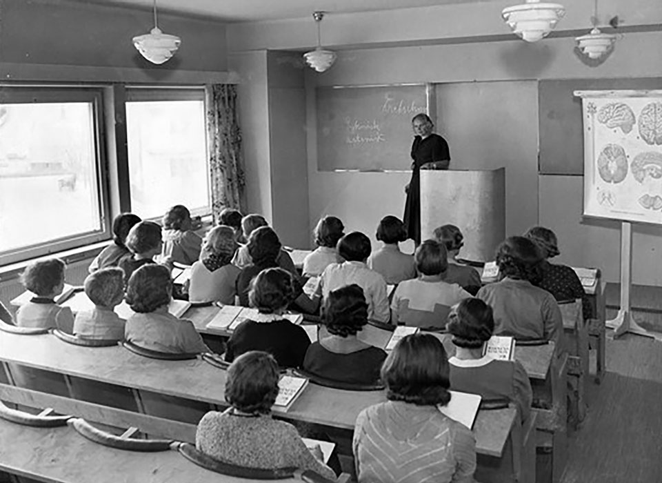 Alva Myrdal undervisar i ett klassrum på HSBs Socialpedagogiska seminarium.